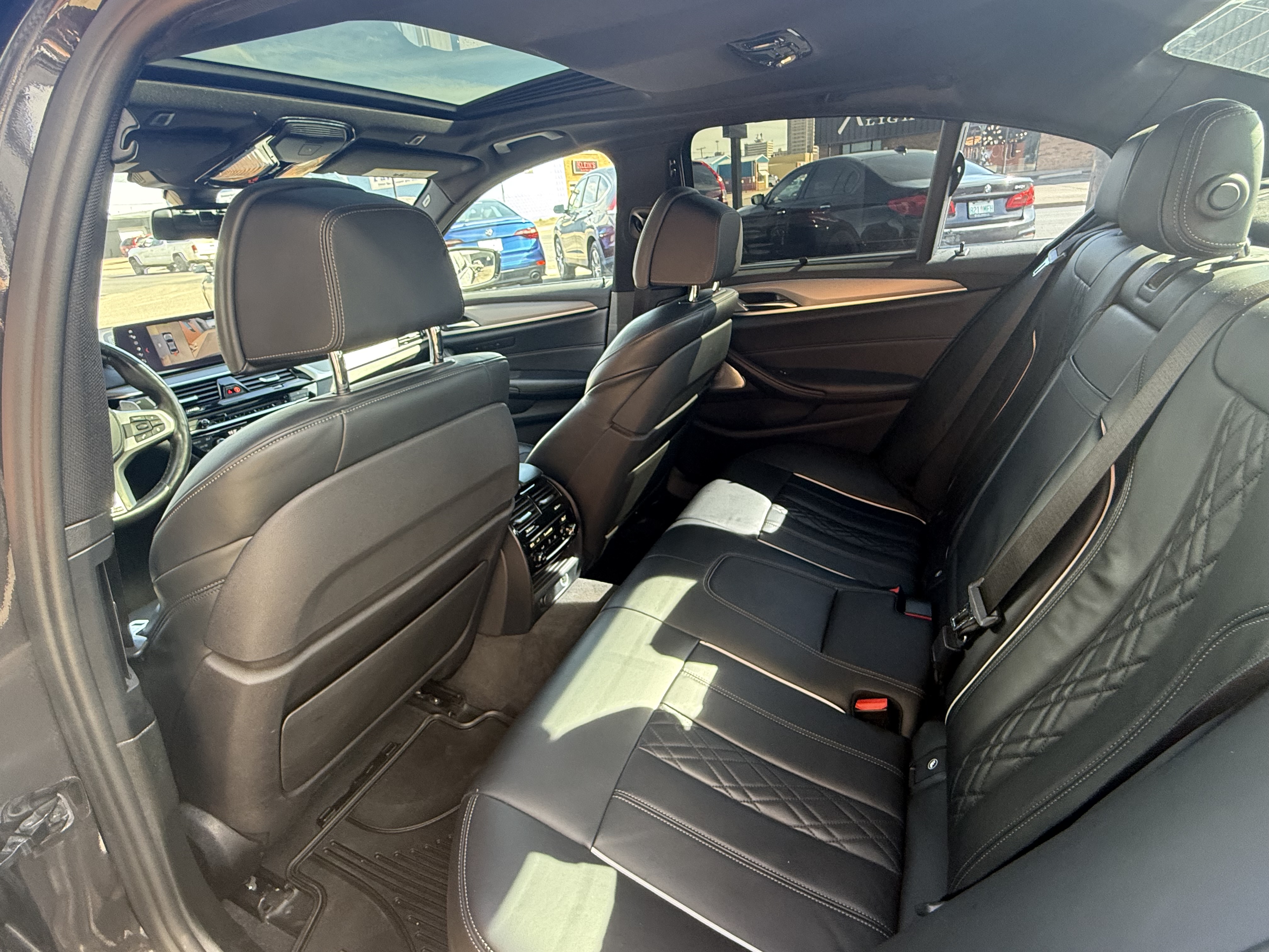 2018 BMW M550i — photo 16